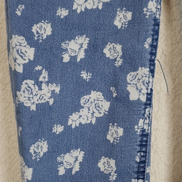 So cute rose skinny ankle Jean's size 0 - Picture 3 of 6